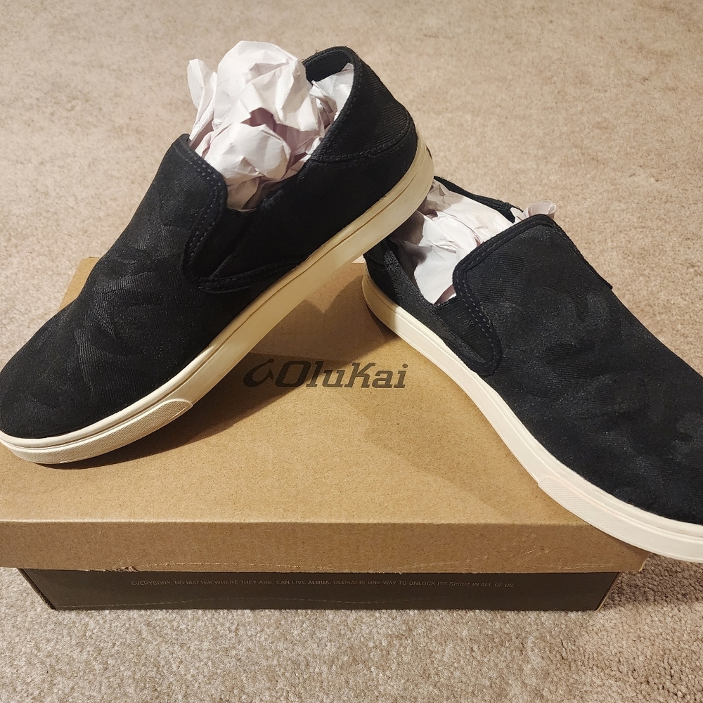 OluKai 6.5 sz Women's Lava Rock/Ke Au Camo Black Slip-On Canvas Shoes